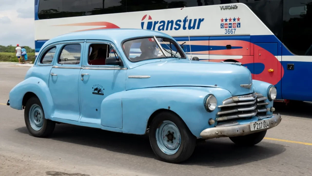 Chevrolet Fleetline 1947 sport on the road
