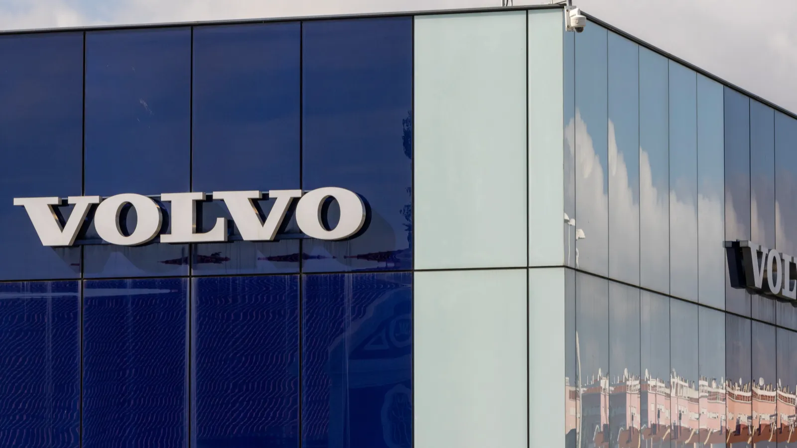 Volvo secures U.S. authorization to keep selling connected vehicles